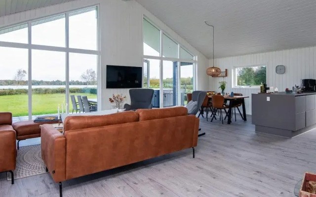 Stylish Lakeview Retreat-by Traum