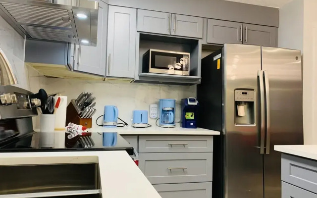 Lovely 1-Bedroom Condo with AC & Kitchen