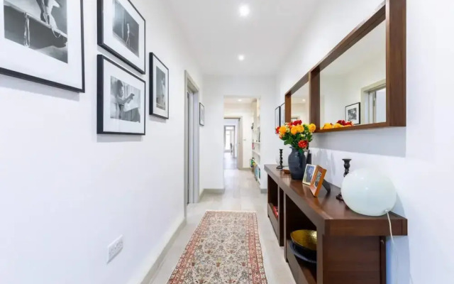 Elegant 2BD Flat 5 Mins to Kensington Gardens!
