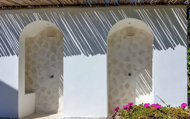 Room in Guest Room - Oceanfront Suite With Kitchenette Stunning Views & Secluded Luxury