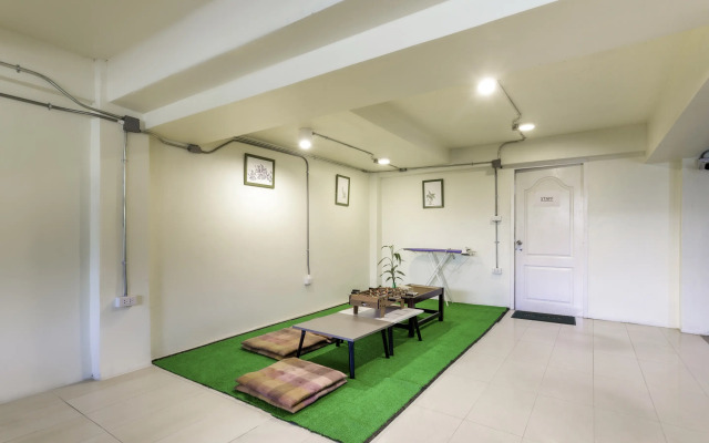 OYO 928 Leaf Hostel