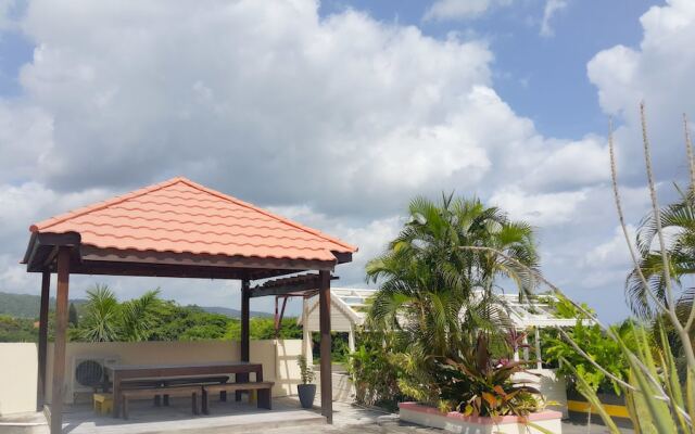 2 Bed Apt with Balcony at Runaway Bay