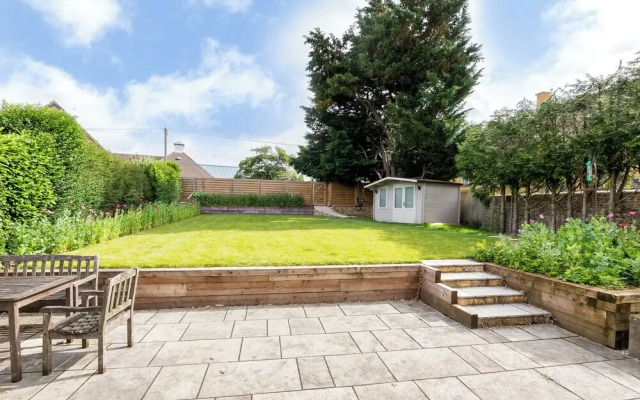 Stunning 5 Bed in the Centre of Bourton