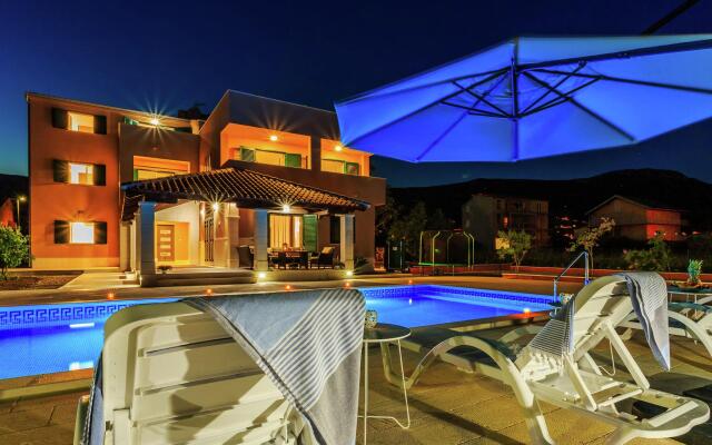 Modern Villa in Kaštel Novi with Pool