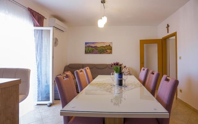 Apartment With Balcony, 5 min Walking to the Beach