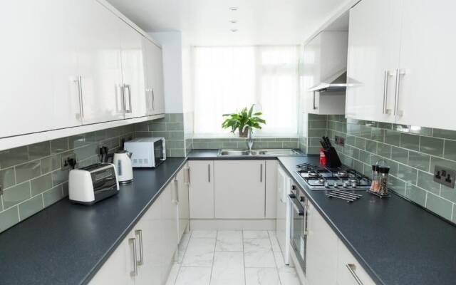 Bluewater House - Immaculate 4-bed in Greenhithe