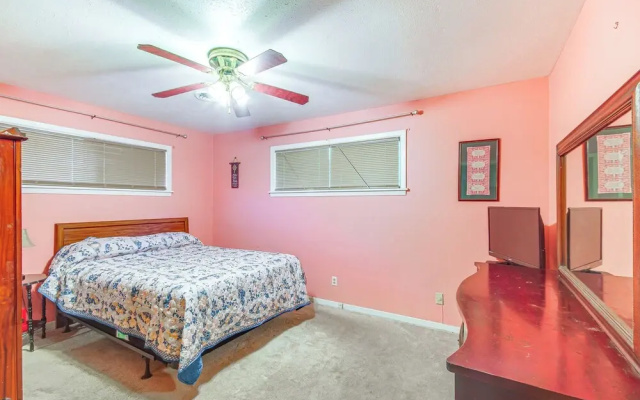 Inviting Vicksburg Home w/ Patio + Charcoal Grill!