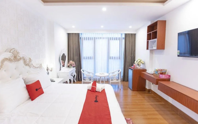 RedDoorz Plus @ Cach Mang Thang 8 Street