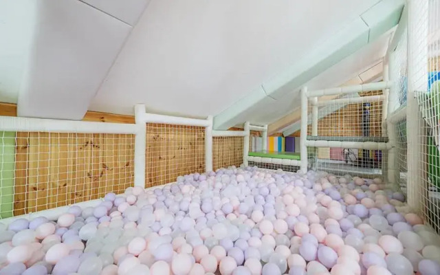 ello-el kids Pool Villa Pension