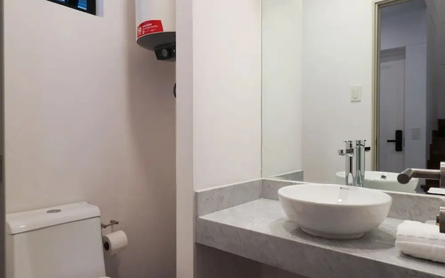 w Grandiose Duplex w Modern Deco in Miraflores