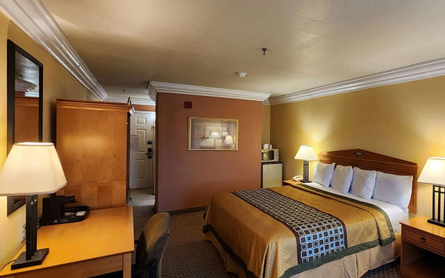 Super 8 by Wyndham Temple I-35