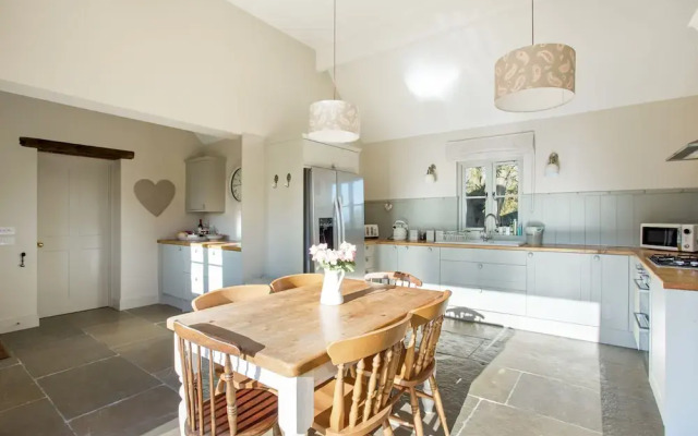 Classic Cotswolds Getaway in Radcot