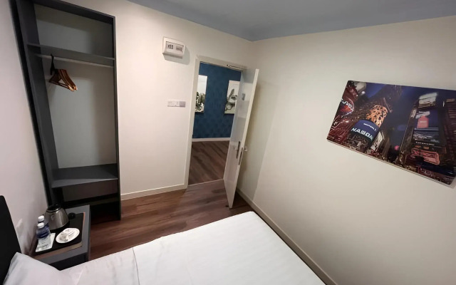 Happy Holiday Hotel