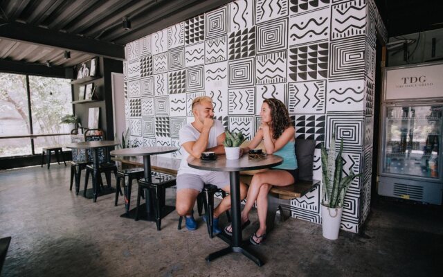 Murals Hostel & Cafe