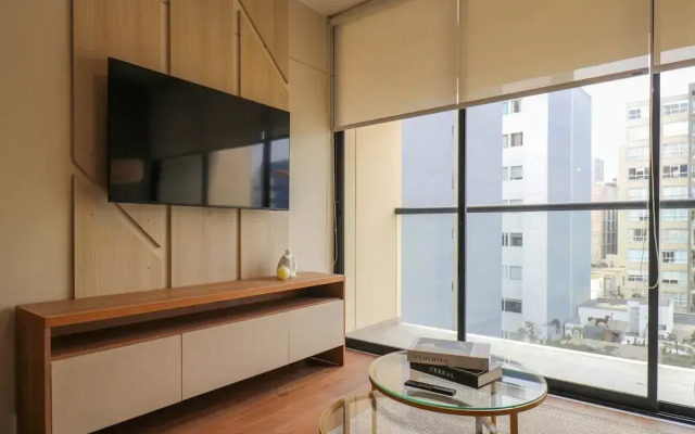 w Radiant 2BR w Great Balcony Near Kennedy Park