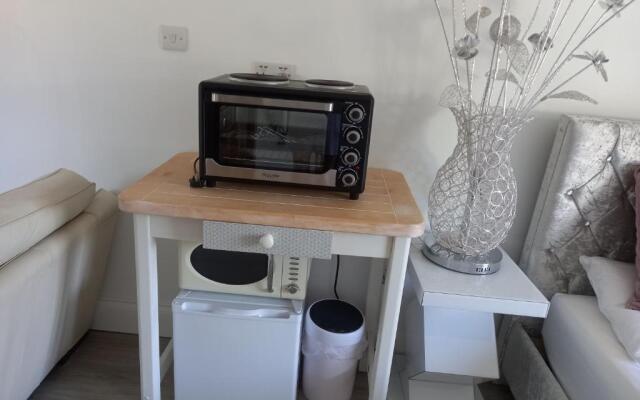 Luxurious Entire Studio in Axminster Suitable for