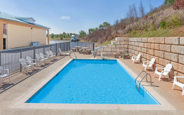 Days Inn by Wyndham Lenoir City