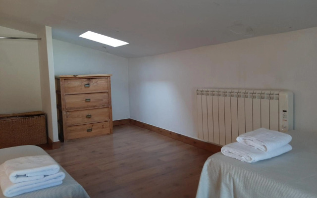 Casa con patio y chimenea en Piedralaves