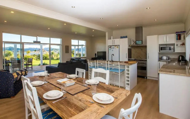 Waterfront Wonder - Matarangi Holiday Home