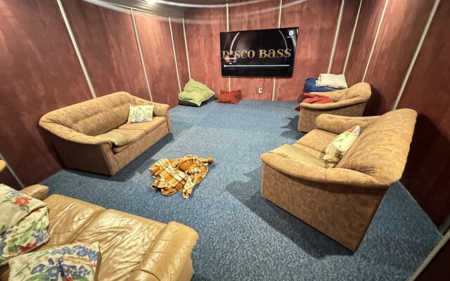 The Crossing Lodge and Backpackers