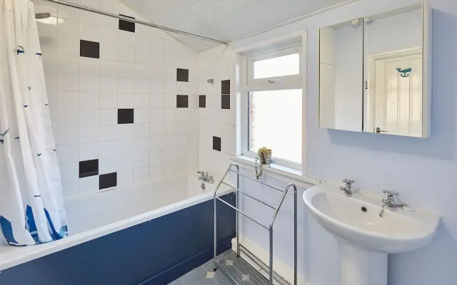 Host Stay Holyrood Lodge