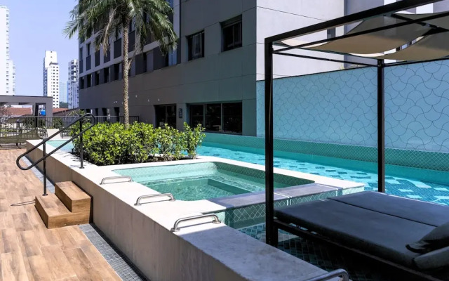 Estudio Pinheiros com piscina e academia