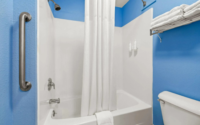 Super 8 by Wyndham Osseo WI