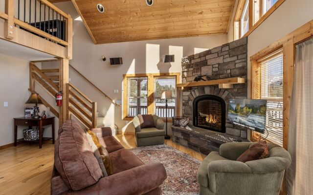 Peterson Acres 3 Bedroom Home by NW Comfy Cabins by RedAwning