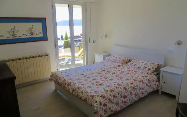 Selva 1 Lake View Apartment in Ghiffa With Pool