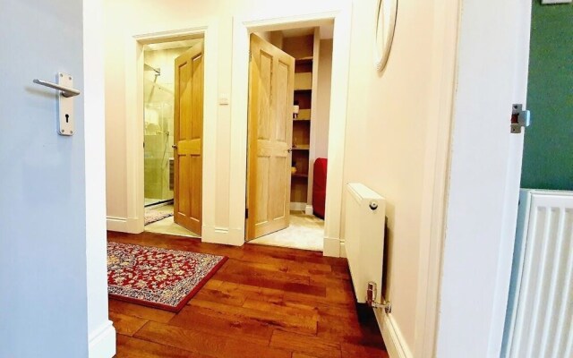 Unwind in a Bright Airy Victorian Apartment in West End!