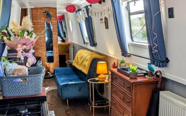 Narrowboat With Hot Tub, Spa, Cruising And More