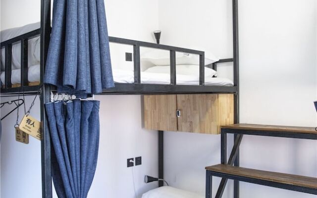 Zeako Youth Hostel