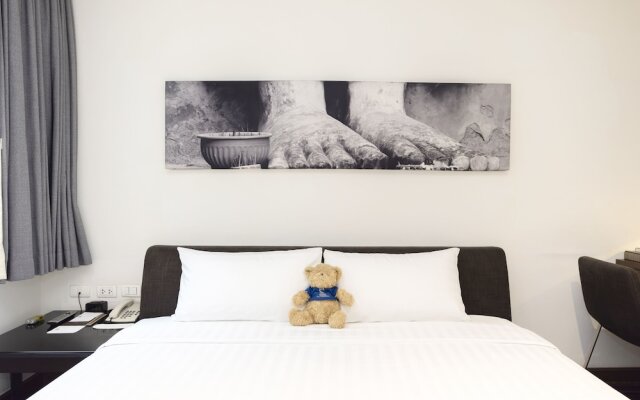 Silver Living Phrom Phong by Favstay