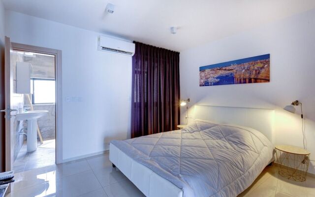 Cosy 1BR Penthouse With Terrace, Great Location