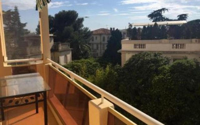 Pleasant 2 Bed Apartment in the calm Palm Beach area of Cannes with beaches nearby on all sides 1525