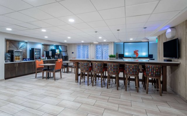 Days Inn & Suites by Wyndham Denver International Airport