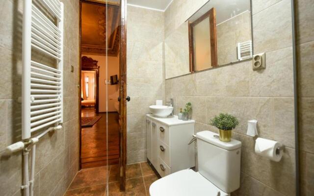 NEO-RENAISSANCE & UNIQUE Apt - Best location