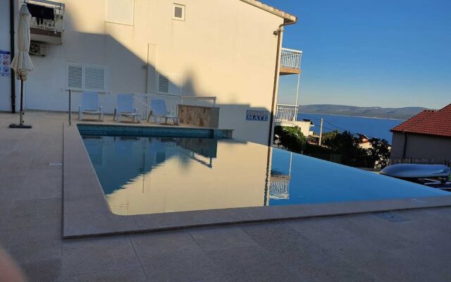 Apartments Mate with pool