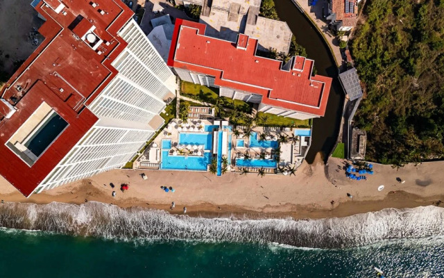 Beachfront Luxury 4BR Penthouse With Incredible Ocean Views