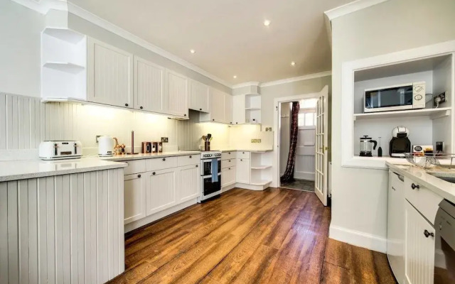 Quiet Mews House With Parking & Garden