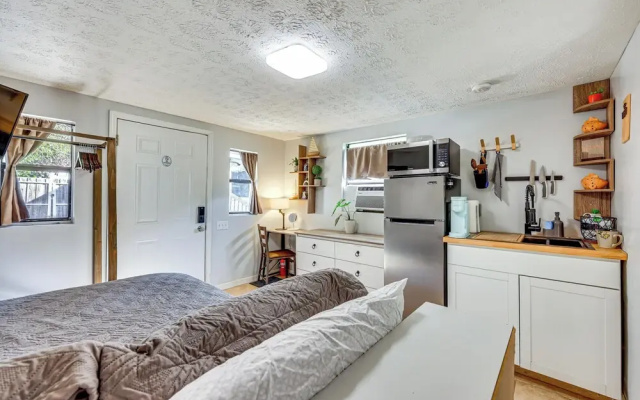 Nurse-ready Guesthouse 3 Mi to Dtwn Jacksonville!