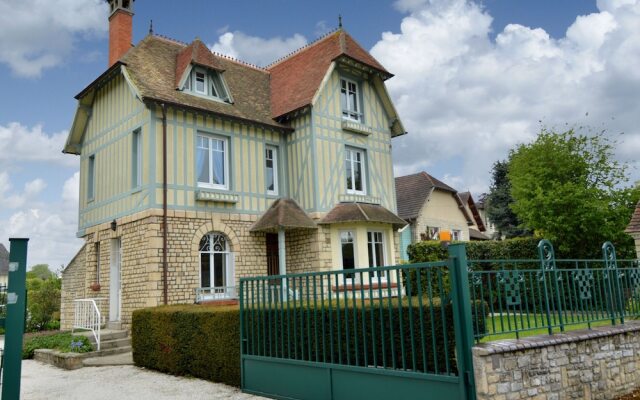 Picturesque Apartment in Bayeux with Private Courtyard