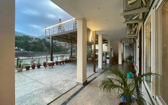 Karwaan by the Ganges