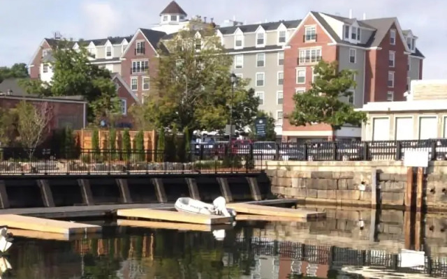 Salem Waterfront Hotel & Suites