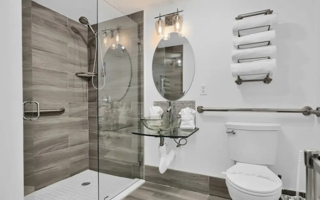 Relaxing Condo with Free Parking