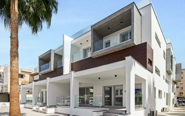 Sanders Crystal - Lovely  2-bdr Apt w Balcony