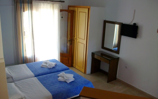 Pella House Studios & Apartments