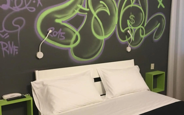Hotel X