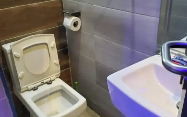 Q Nuts Lounge And Suites