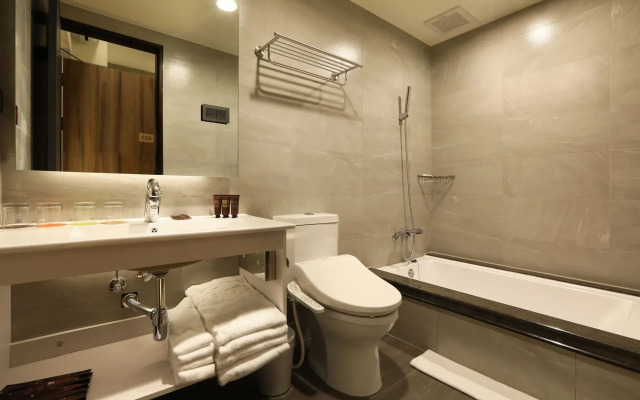 KUN Tour Hotel Feng Chai